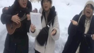 Hakkari'de kar temizliği sırasında eğlenceli anlar: Güney Koreli turistler şarkı söyledi