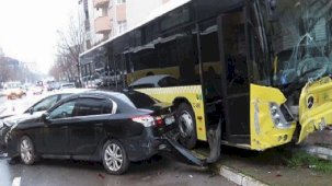 İETT otobüsü park halindeki 5 araca çarptı