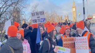 İngiltere'de doktorlar, 6 gün sürecek greve başladı