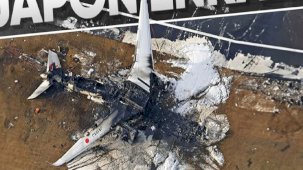 Japonya'daki facianın izleri: Küle dönen yolcu uçağı görüntülendi