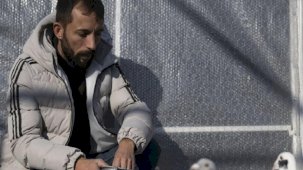 Kahramanmaraş depreminde yağmur suyuyla beslediği güvercinlerden ayrılmıyor