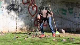 Kahramanmaraşlı depremzede duygulandırdı! Yaşadığı mahalleyi temizliyor