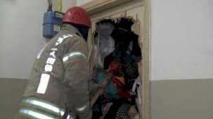 Kapı balta ile kırıldı! Emekli öğretmenin çöp dairesi