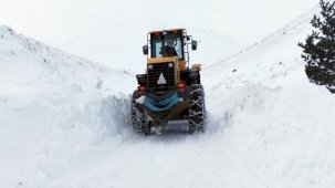 Kars'ta kar kalınlığı 1,5 metreye ulaştı! Köylerde yol açma çalışmaları sürüyor