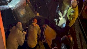 Kartal'da feci kaza! Otomobil üst geçidin direklerine çarptı: 1 ölü, 1 yaralı