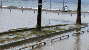 Kocaeli'de korku dolu anlar! Deniz taştı, sahil bandı suyla doldu