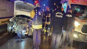 Kocaeli'nde bariyere çarpan otomobil hurdaya döndü: 2 ölü, 1 yaralı