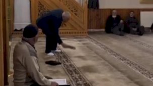 Kur'an-ı Kerim'i 3 kez kez öptükten sonra ayağı ile bastı! Valilik açıklama yaptı