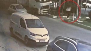 Mersin'de TIR'ın altında kalmaktan son anda kurtuldu! O anlar anbean kaydedildi