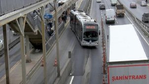 Metrobüs yolunda şaşırtan görüntü! 'Bu şaka mı?'