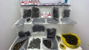 Öğrencilere uyuşturucu satıyorlardı! Kıskıvrak yakalandılar