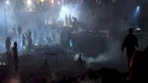 Pakistan'da büyük yangın! 100'den fazla ev kül oldu