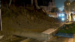 Pendik'te şiddetli yağmur okulun istinat duvarını çökertti