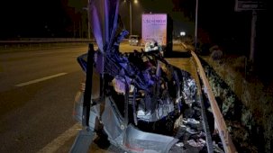 Polislerin içinde bulunduğu otomobil TIR'a çarptı