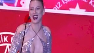 Serenay Sarıkaya ödül törenine damga vurdu! 'Yine ben' sözleri gündem oldu