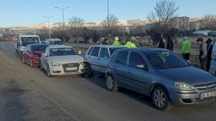 Sivas'ta kaza kazaya neden oldu! 10 araç birbirine girdi