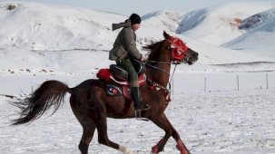 Soğuk havaya aldırış etmiyorlar! Erzincan ve Bayburt’ta ciritçiler ata sporunu yaşatıyor