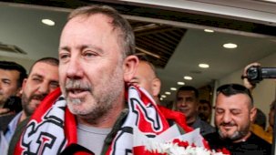 SON DAKİKA | Sergen Yalçın Antalyaspor'a imza attı! 'Beşiktaş'tan teklif gelirse...'