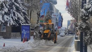Van'da kar esareti! 451 yerleşim yeri yolunun 148'i açıldı