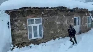 Van'da kar ve çığ esareti! Hasta çocuk, paletli ambulansla alındı