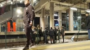 Yılbaşı gecesi Marmaray'da korkunç olay! Polisin gözüne bakarak atladı