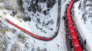 Yüzlerce kişi 100 metrelik Türk bayrakla Zigana Dağı’nda Sarıkamış Şehitleri için yürüdü