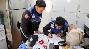 Zabıta buldu! İçinde para, altın ve cep telefonları vardı! Sahibine teslim edildi