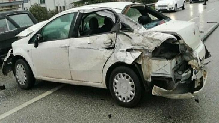 Takla atıp karşı şeride geçen kamyonet iki otomobile çarptı
