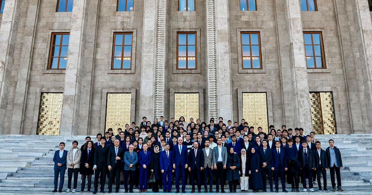 TBMM Başkanı Kurtulmuş, İmam Hatip Lisesi öğrencilerini ağırladı