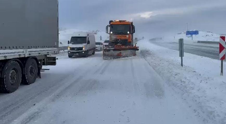 Tendürek Geçidi kardan kapandı! Araçlar mahsur kaldı