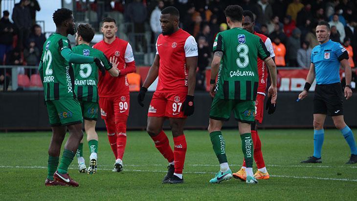 Ümraniyespor ile Sakaryaspor puanları paylaştı!