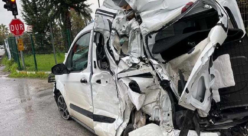 Yağışlı hava kazaya sebep oldu! TIR kırmızı ışıkta bekleyen araçların arasına daldı