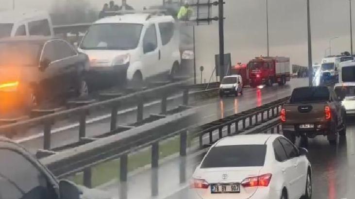 Yağışlı havada duramayan kamyon zincirleme kazaya neden oldu