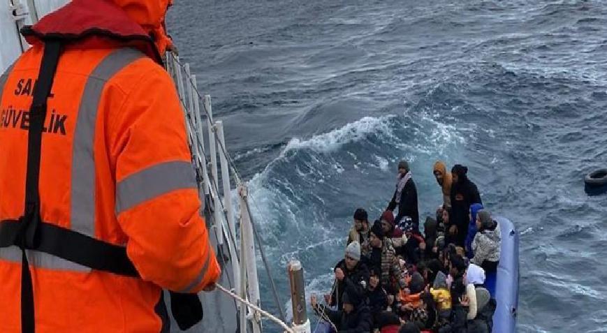Yunan unsurlarının ölüme terk ettiği göçmenleri Sahil Güvenlik ekipleri kurtardı