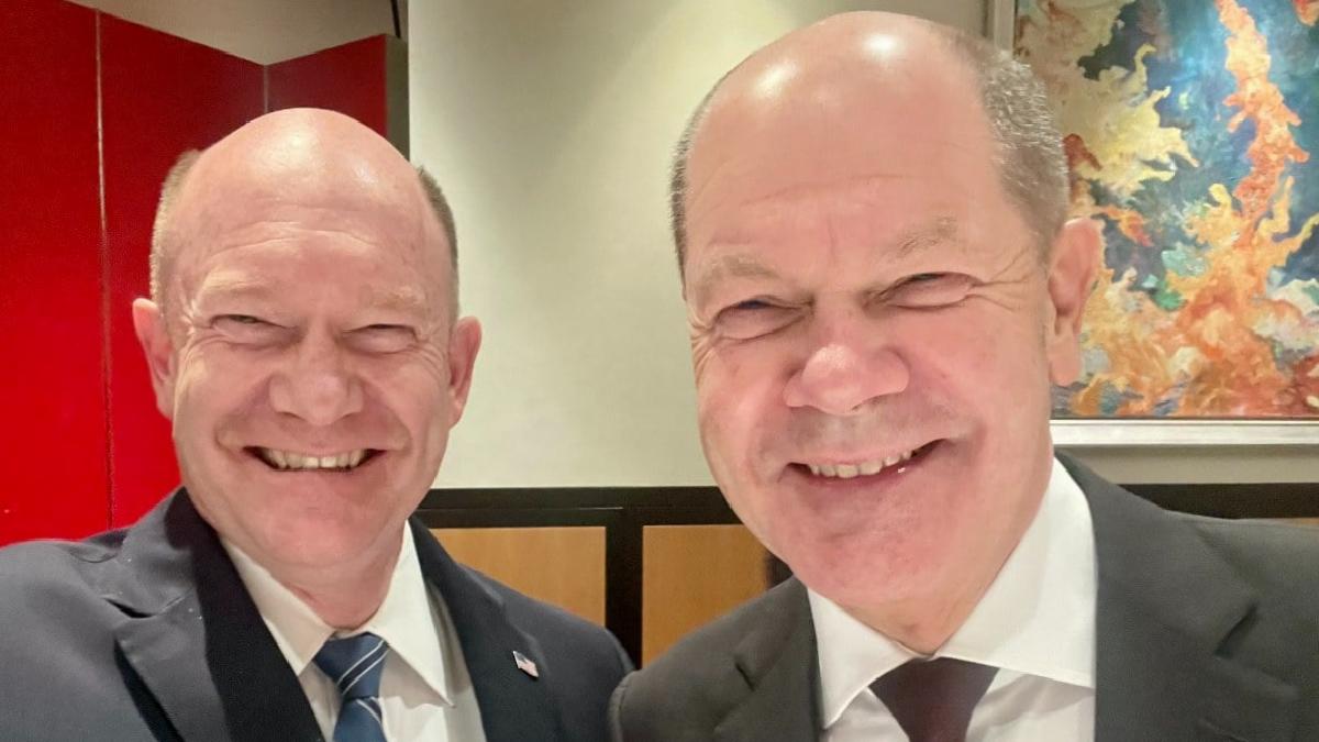 Almanya Başbakanı Scholz ile ABD'li Senatör Coons arasındaki benzerlik dikkat çekiyor