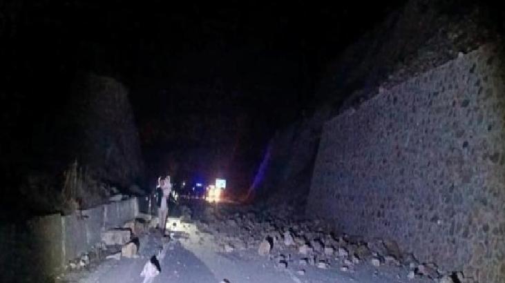 Artvin-Borçka karayolunda heyelan! Eski Bakan Faruk Çelik de yolda kaldı