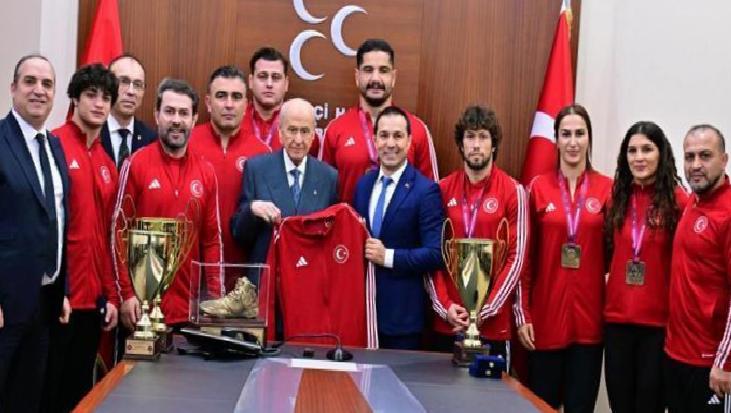 Bahçeli, şampiyon güreşçileri kabul etti