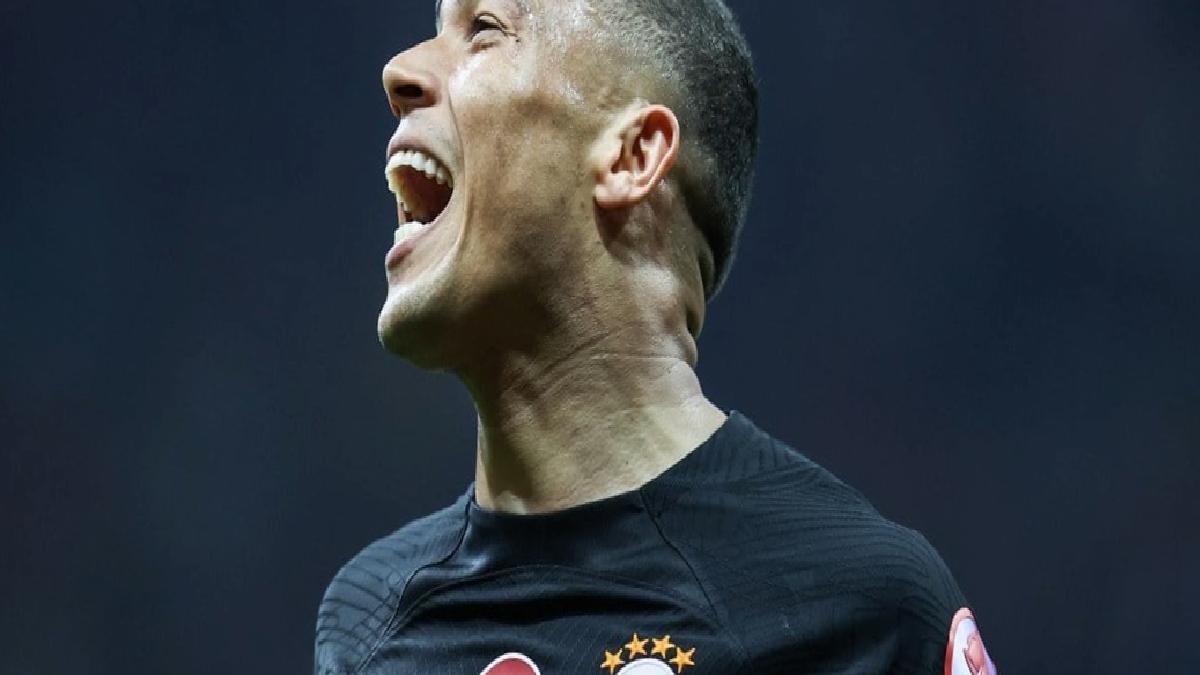 Carlos Vinicius ilk maçında ağları havalandırdı