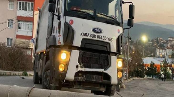 Çöp kamyonu elektrik direğine çarptı, işçiler son anda kurtuldu