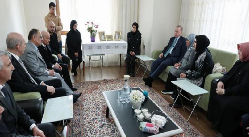 Cumhurbaşkanı Erdoğan ve MHP Lideri Bahçeli'den depremzede aileye ziyaret