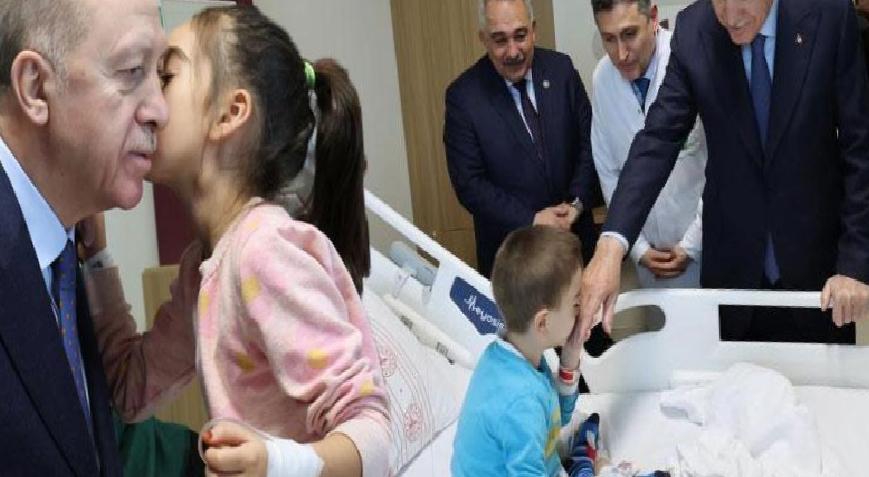 Erdoğan açılışını yaptığı hastanede tedavi gören çocukları ziyaret etti