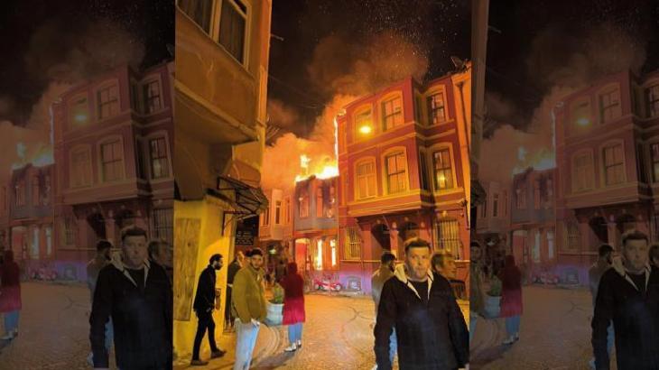 Fatih'te korkutan yangın! Ahşap binada başlayan yangın yanındaki binaya da sıçradı
