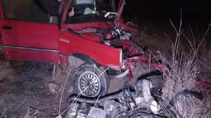 Feci kaza! Paramparça olan araçtan sağ çıktılar