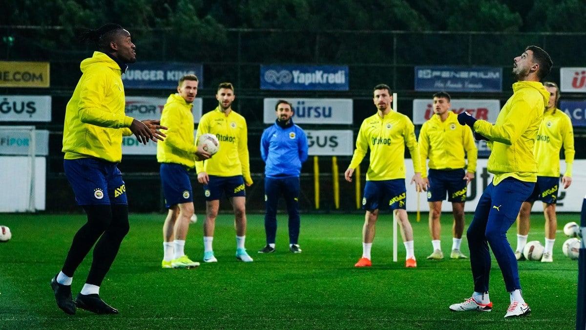 Fenerbahçe, Alanyaspor maçı öncesinde kampa girdi