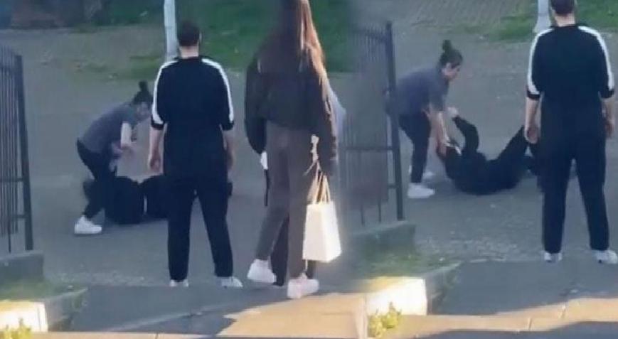 Genç kızların sevgili kavgası! Erkeklerin sözleri 'pes' dedirtti