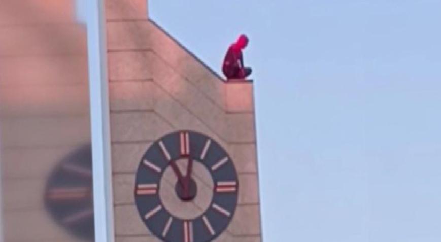 Görenler şaşkına döndü! Spiderman kostümlü kişi saat kulesine tırmandı
