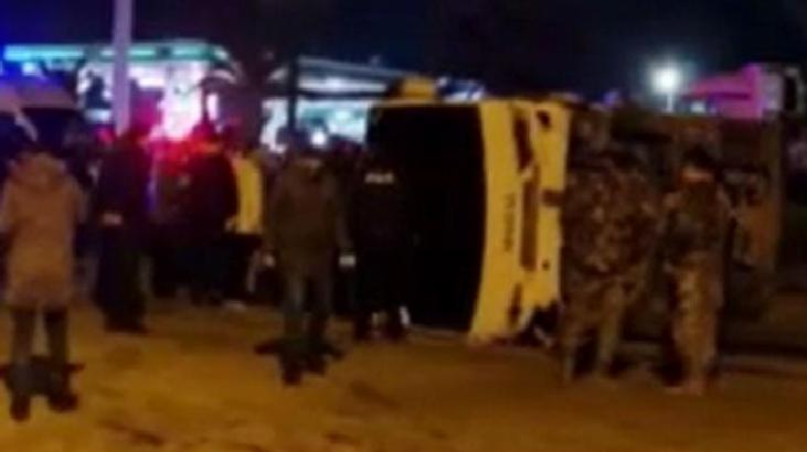 Göreve giden polisleri taşıyan midibüs devrildi! Yaralılar var