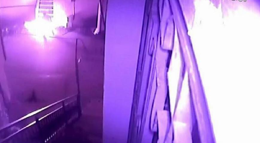 Her yerde aranıyor! Barışma teklifini reddeden eski kız arkadaşının evini yaktı