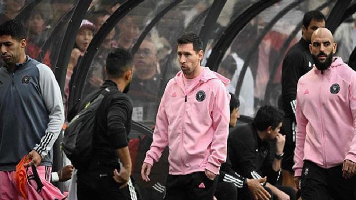 Hong Kong'da taraftarlardan Lionel Messi tepkisi!