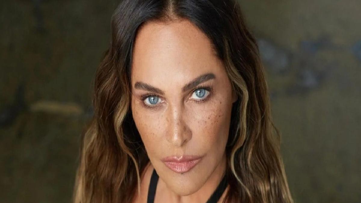 Hülya Avşar, adına gelen belgeyi imzalayan kuryeyi affetmedi!